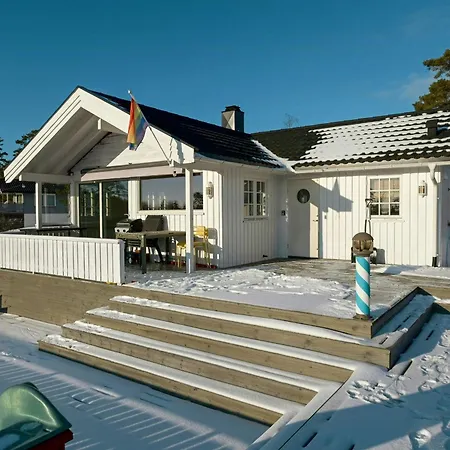 With California Vibe By Outer Oslofjord Rade